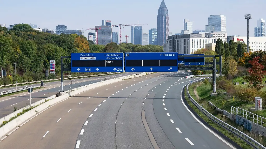 Gesperrt-ist-die-Autobahn-648-in-Frankfurt