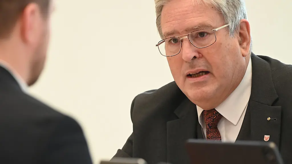 Joerg-Steinbach-SPD-unterhaelt-sich-vor-Beginn-der-Landtagssitzung-mit-einem-Abgeordneten