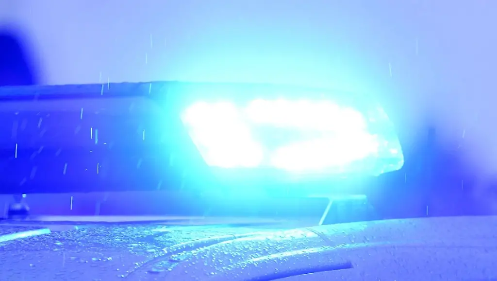 Blaulichter-leuchten-auf-dem-Dach-eines-Polizeifahrzeugs