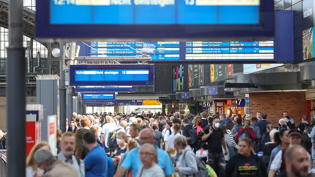Reisende-an-einem-Bahnhof-waehrend-des-9-Euro-Ticket-Sommers