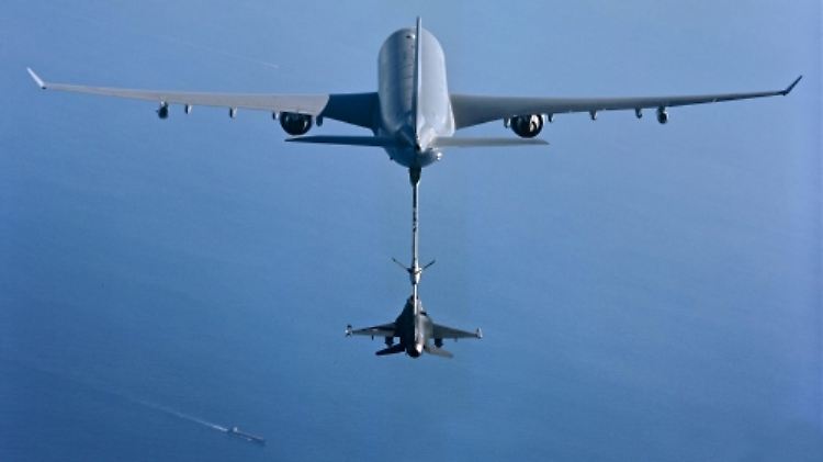 Dieses Flugzeug wollen die Amerikaner nun doch nicht kaufen: Eine Airbus KC-45 versorgt einen Kampfjet vom Typ F-16.