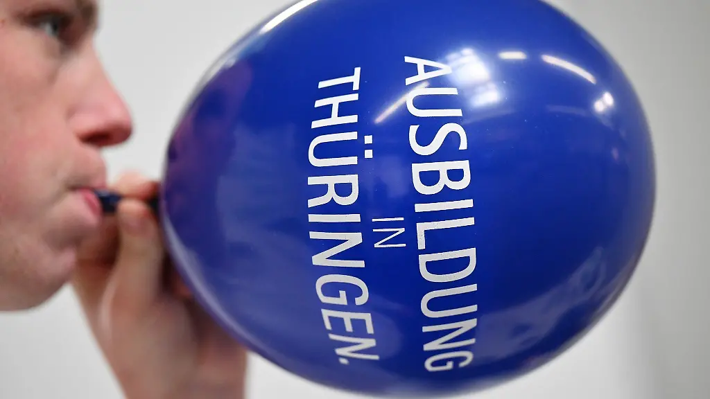 Ausbildung-in-Thueringen-steht-auf-dem-Luftballon