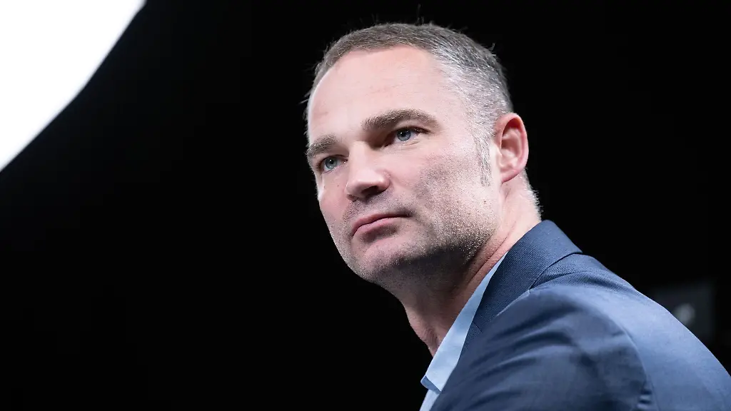 Sebastian-Wippel-in-einem-Fernsehstudio