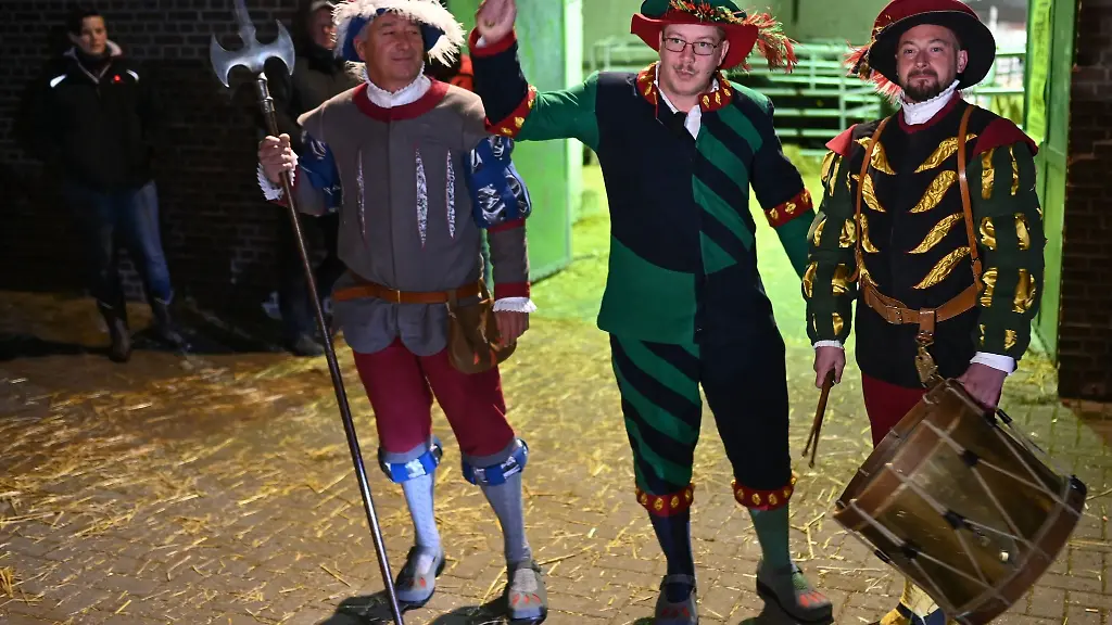 Die-drei-Herolde-die-traditionell-am-Vormittag-den-Gallimarkt-eroeffnen-gehen-ueber-den-Viehmarkt