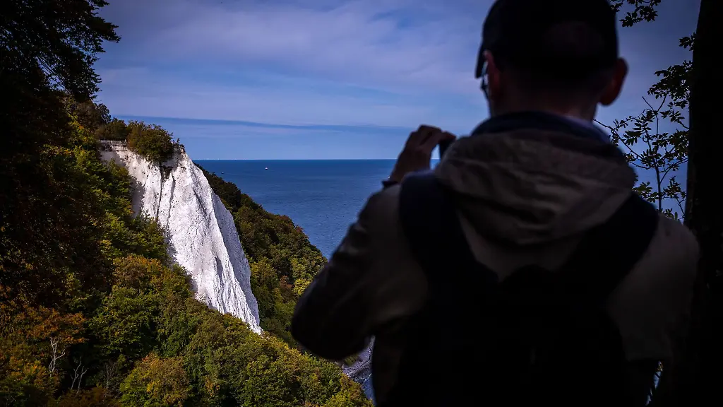 Ein-Mann-fotografiert-den-Kreidefelsen-Koenigsstuhl-auf-der-Insel-Ruegen