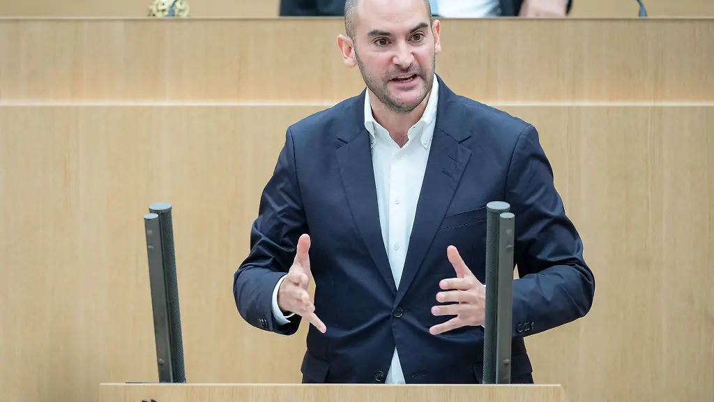 Finanzminister-von-Baden-Wuerttemberg-Danyal-Bayaz-spricht-bei-einer-Plenarsitzung-im-Landtag-von-Baden-Wuerttemberg