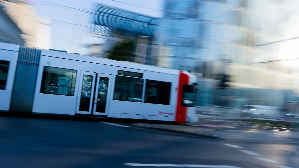 Eine-Strassenbahn-faehrt-durch-Duesseldorf