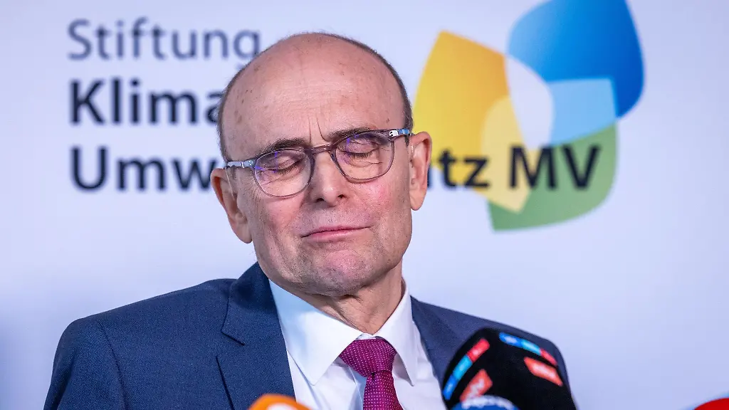 Vorstandsvorsitzender-Erwin-Sellering-gibt-eine-Pressekonferenz