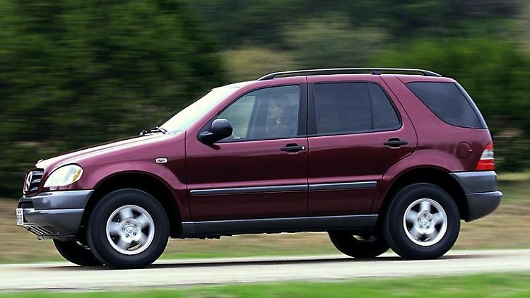 Mit Pannen macht die Mercedes M-Klasse laut dem ADAC wenig von sich reden. Aber Rückrufe gab es - wegen Defekten an Gurtschlössern und Bremsleitungen.
