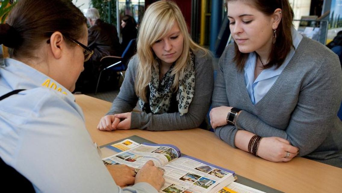 Viele Kunden schätzen den direkten Kontakt: Reisebüros punkten vor allem mit ihrer Beratung.