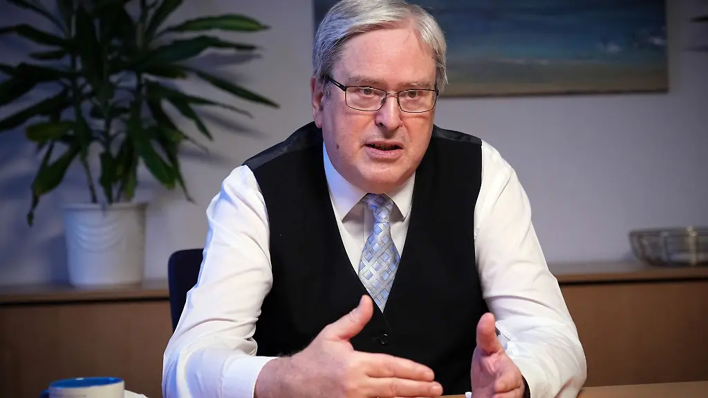 Joerg-Steinbach-SPD-Brandenburger-Minister-fuer-Wirtschaft-spricht-waehrend-eines-Interviews