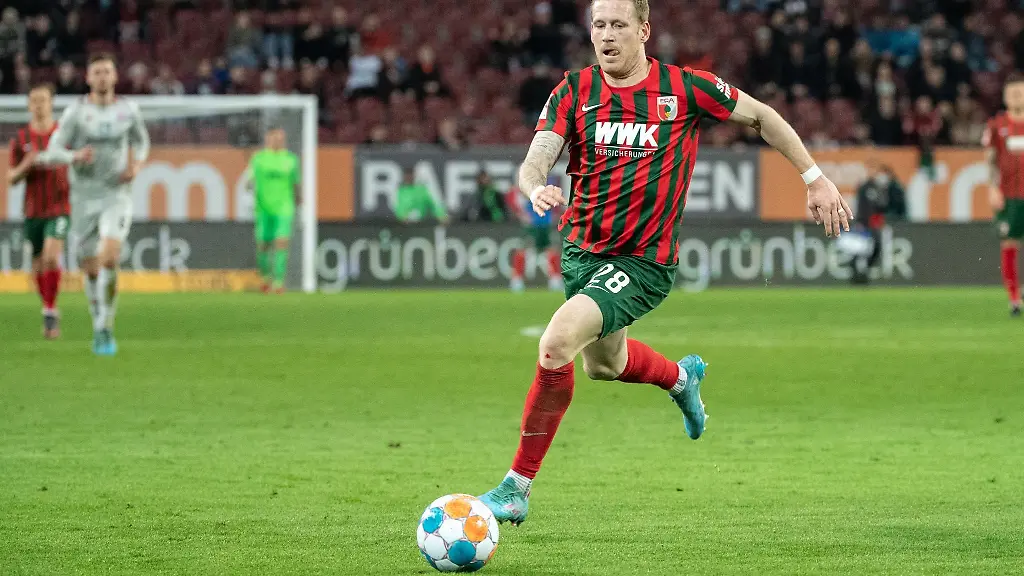 Andre-Hahn-von-Augsburg-spielt-den-Ball