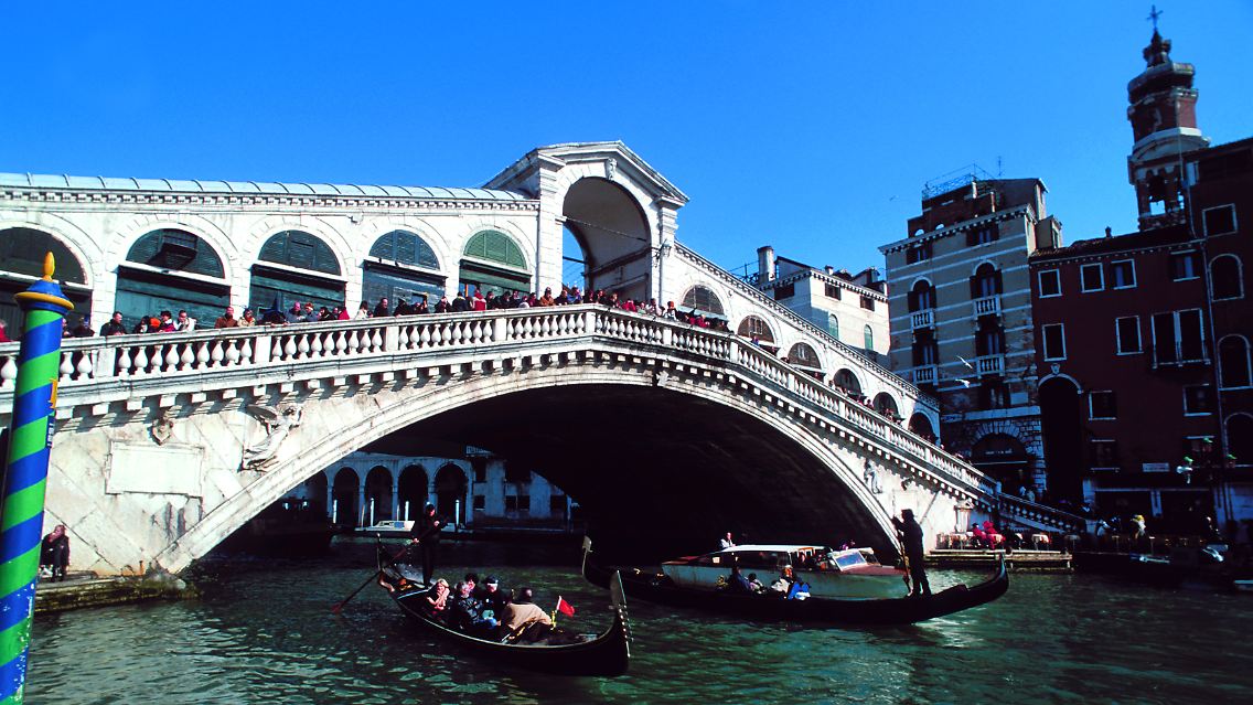 Noch immer gleiten 425 Gondeln über den Canal Grande und die kleinen Wassergassen.