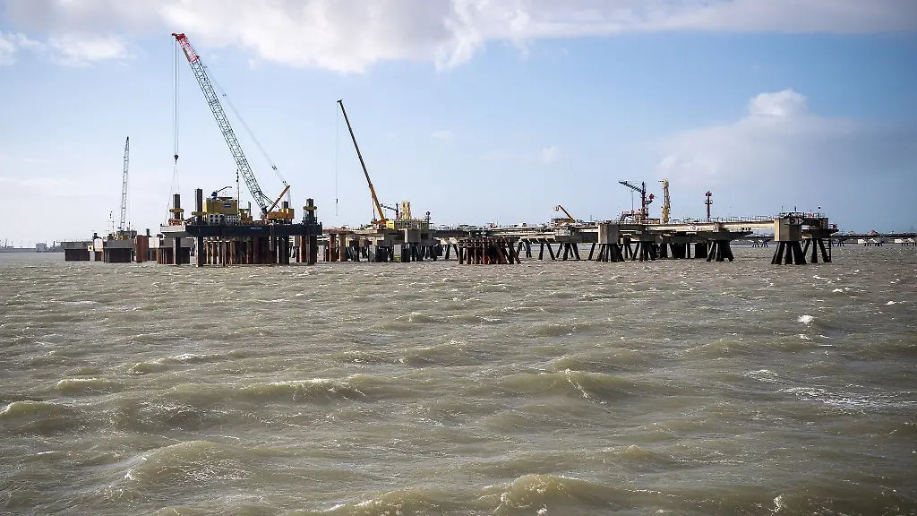 An-dem-zukuenftigen-Importterminal-fuer-Fluessigerdgas-LNG-finden-Bauarbeiten-statt