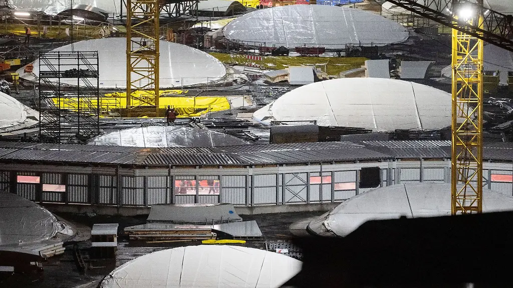 Bahnreisende-gehen-durch-den-Zugangssteg-ueber-die-Baustelle-des-Bahnprojekts-Stuttgart-21-am-Hauptbahnhof