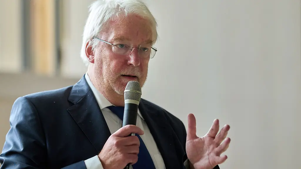 Joerg-Uwe-Hahn-spricht-bei-einer-Amtseinfuehrung