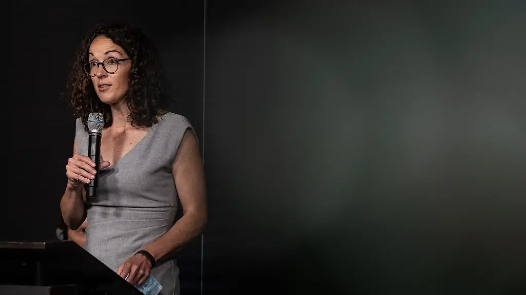 Angela-Dorn-spricht-bei-einer-Podiumsdiskussion