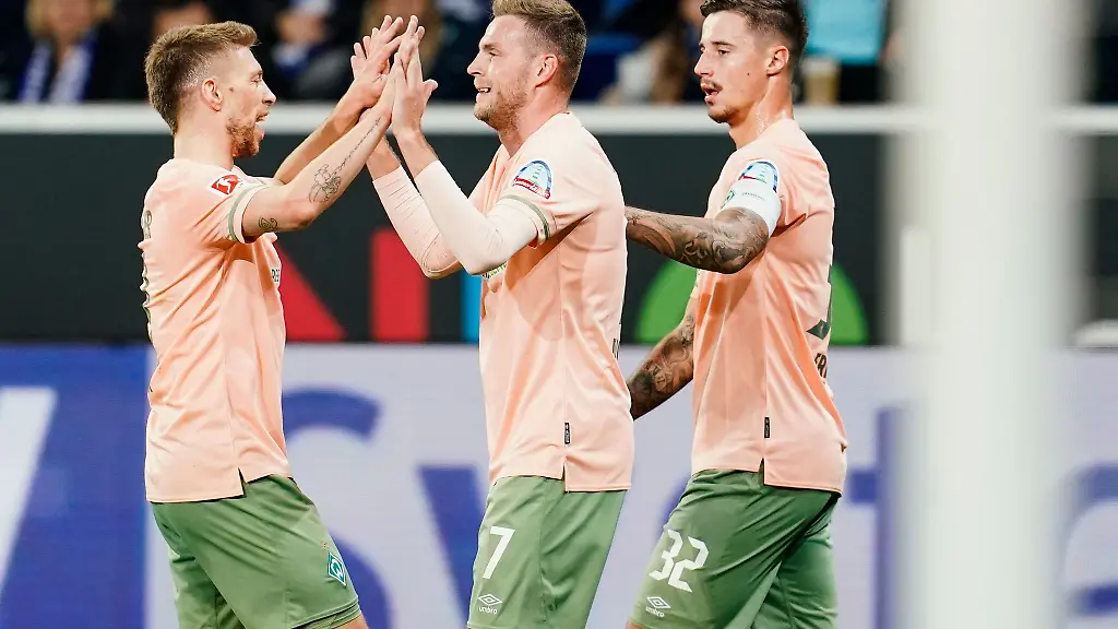 Bremens-Marvin-Ducksch-M-jubelt-mit-seinen-Mannschaftskollegen