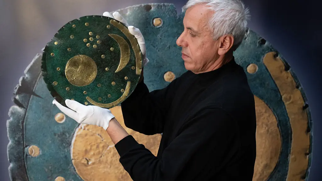 Im-Landesmuseum-in-Halle-Saale-begutachtet-Heiko-Breuer-Restaurator-die-Himmelsscheibe-von-Nebra