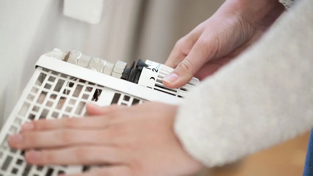 Mit-Stufe-zwei-am-Thermostat-des-Heizkoerpers-erreicht-man-eine-Raumtemperatur-von-etwa-16-Grad