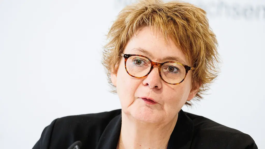 Daniela-Behrens-SPD-Gesundheitsministerin-von-Niedersachsen-spricht-bei-einer-Pressekonferenz