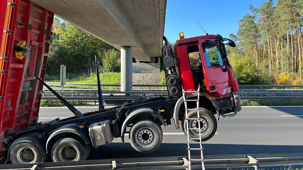Ein-Laster-steht-auf-der-A-73-bei-Strullendorf-mit-ausgefahrener-Ladeflaeche-an-einer-Bruecke