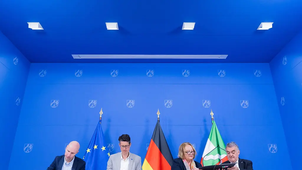 Sabine-Leutheusser-Schnarrenberger-Antisemitismusbeauftragte-des-Landes-Nordrhein-Westfalen-und-Herbert-Reul-r-CDU-Innenminister-von-Nordrhein-Westfalen-sowie-Professor-Heiko-Beyer-l-von-der-Heinrich-Heine-Universitaet-Duesseldorf-und-Professor-Lars-Rensmann-2-v-l