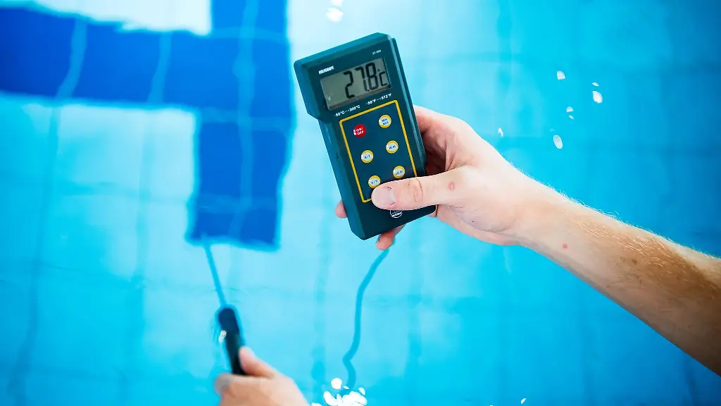 Die-Temperatur-vom-Schwimmerbecken-im-Horner-Bad-wird-gemessen