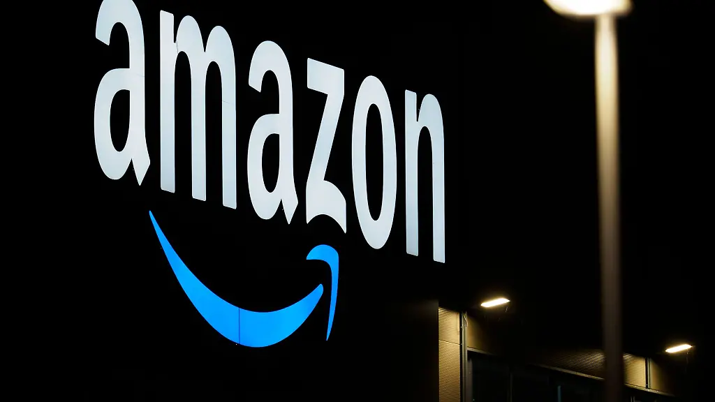 Das-Amazon-Logo-ist-auf-der-Fassade-eines-Sortierzentrums-zu-sehen