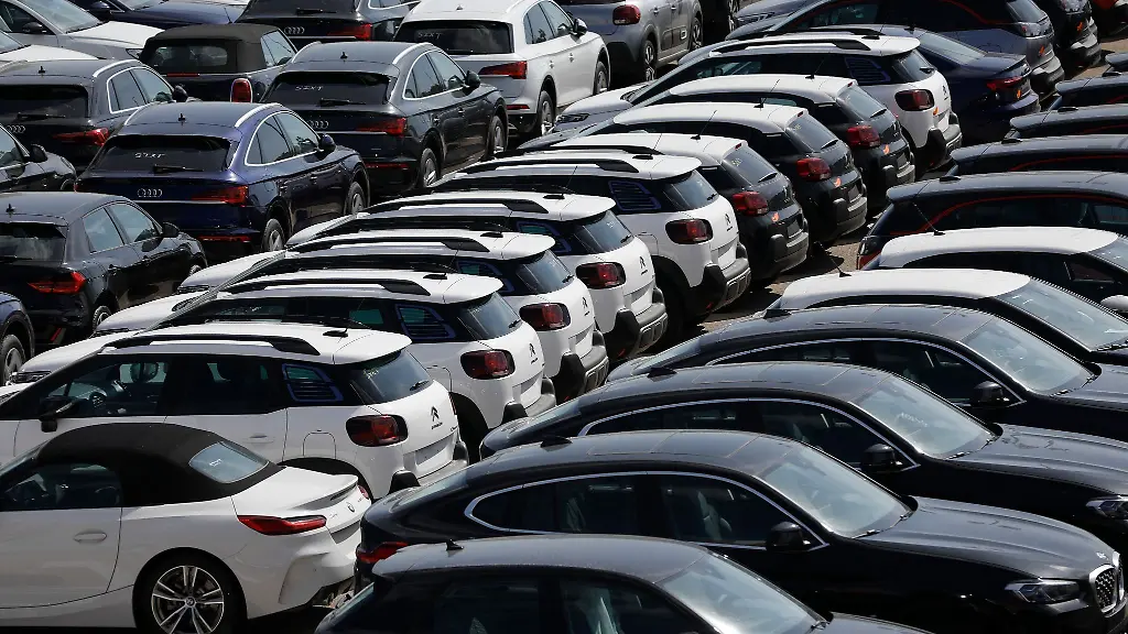 Mietwagenfahrzeuge-werden-in-einem-Mietwagendepot-vorbereitet