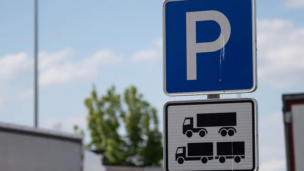 Ein-Schild-weist-auf-einer-Rastanlage-an-der-Autobahn-61-auf-einen-Parkplatz-hin