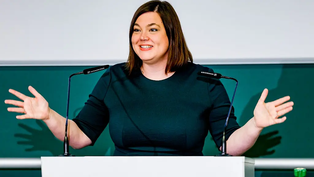 Wissenschaftssenatorin-und-Hamburgs-Zweite-Buergermeisterin-Katharina-Fegebank-spricht-bei-einer-Veranstaltung