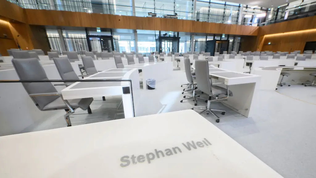 Das-Namensschild-von-Ministerpraesident-Stephan-Weil-steht-auf-der-Regierungsbank-im-Plenarsaal-des-niedersaechsischen-Landtages