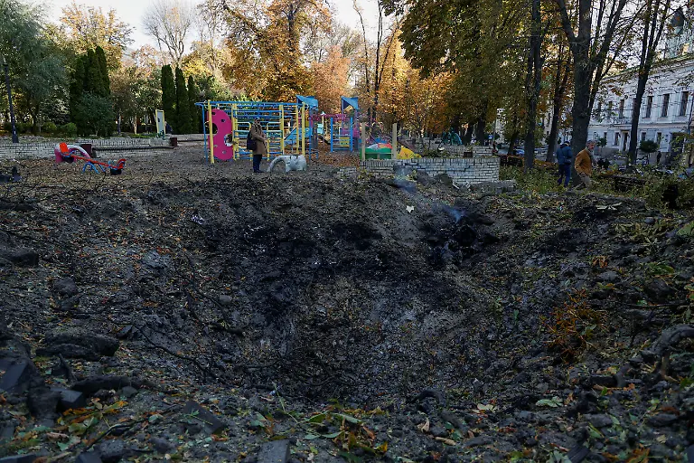 2022-10-10T064832Z-227444809-RC26YW9W3MZY-RTRMADP-3-UKRAINE-CRISIS-KYIV-BLAST