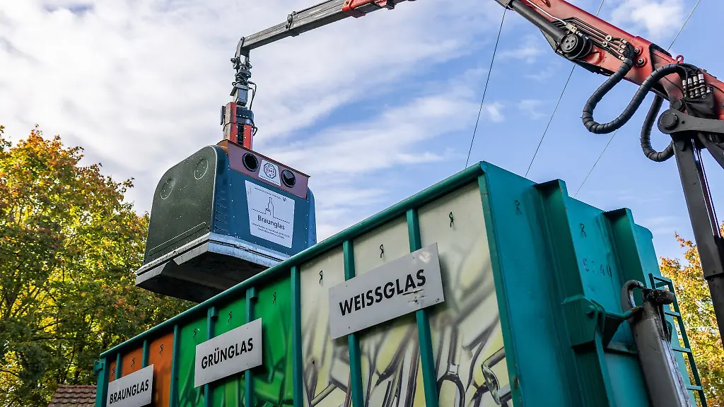 Ein-Altglascontainer-in-Freiburg-wird-zur-Entleerung-ueber-einen-LKW-gehoben