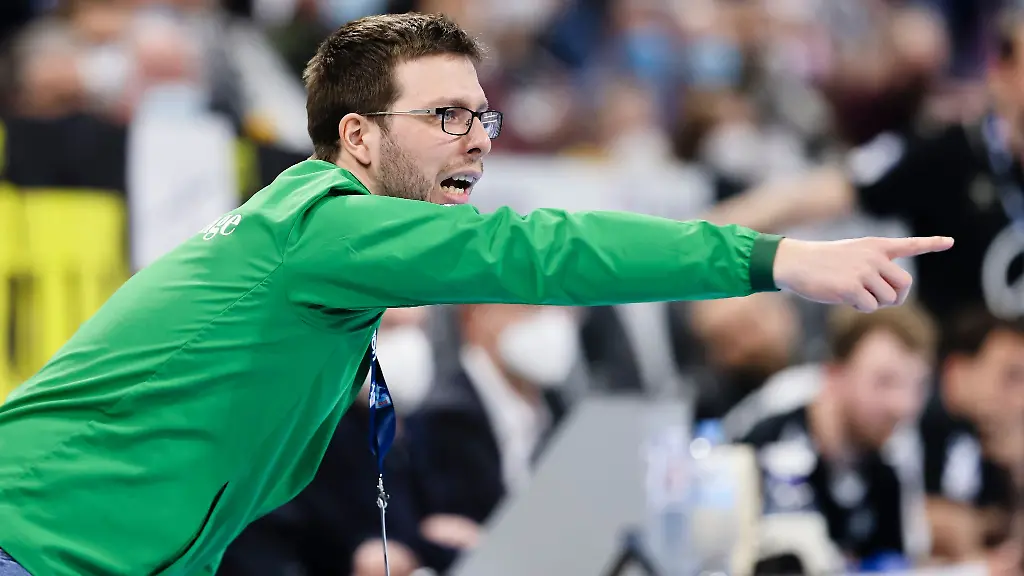 Berlins-Trainer-Jaron-Siewert-steht-am-Spielfeldrand