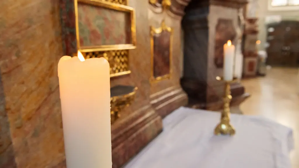 Kerzen-brennen-vor-dem-Sonntagsgottesdienst