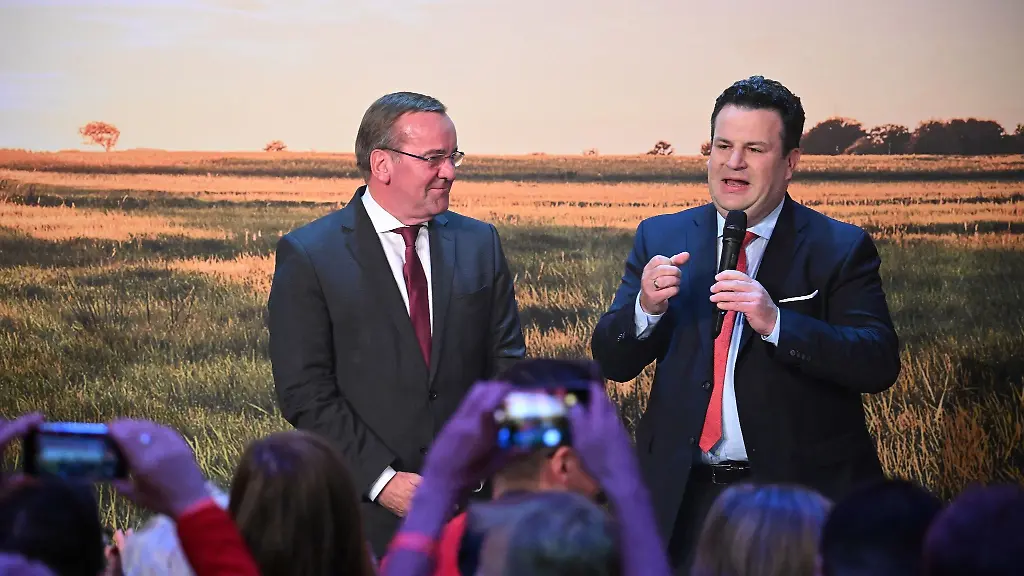 Boris-Pistorius-l-Innenminister-von-Niedersachsen-und-Bundesarbeitsminister-Hubertus-Heil-beide-SPD-sprechen-auf-der-SPD-Wahlparty