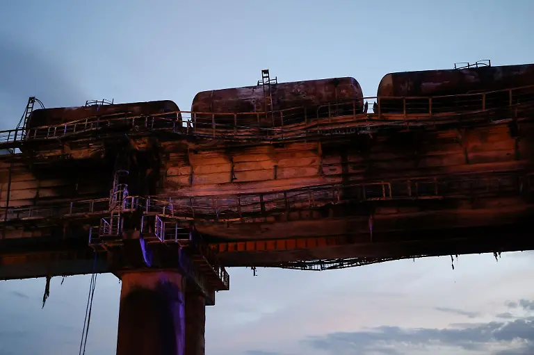 Ausgebrannte-Waggons-stehen-auf-dem-beschaedigten-Teil-der-Krim-Bruecke