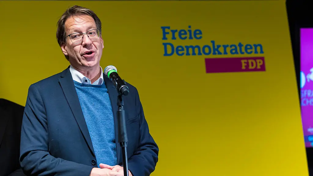 Stefan-Birkner-Spitzenkandidat-der-FDP-spricht-auf-der-Wahlparty-der-FDP