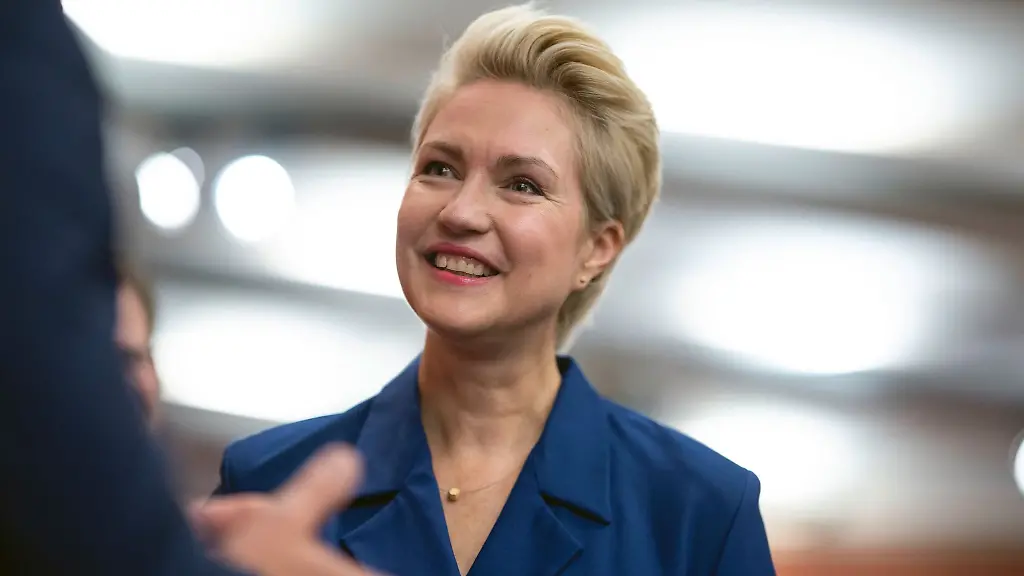 Manuela-Schwesig-im-Gespraech-vor-dem-Festakt-der-Landesregierung-zum-Tag-der-Deutschen-Einheit