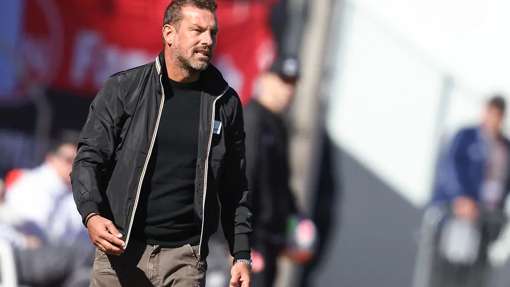 Der-Nuernberger-Trainer-Markus-Weinzierl-steht-am-Spielfeldrand