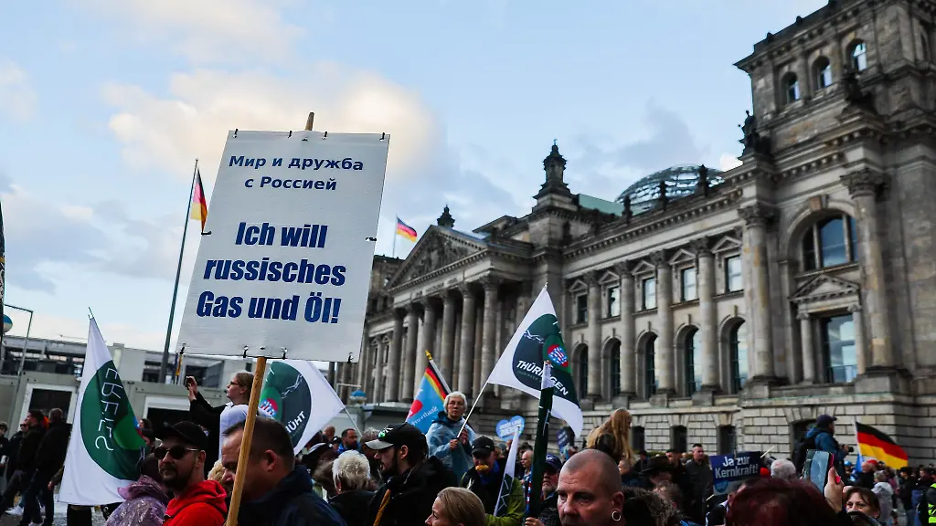 Ich-will-russisches-Gas-und-Oel-steht-bei-einer-Demonstration-der-AfD-auf-einem-Schild