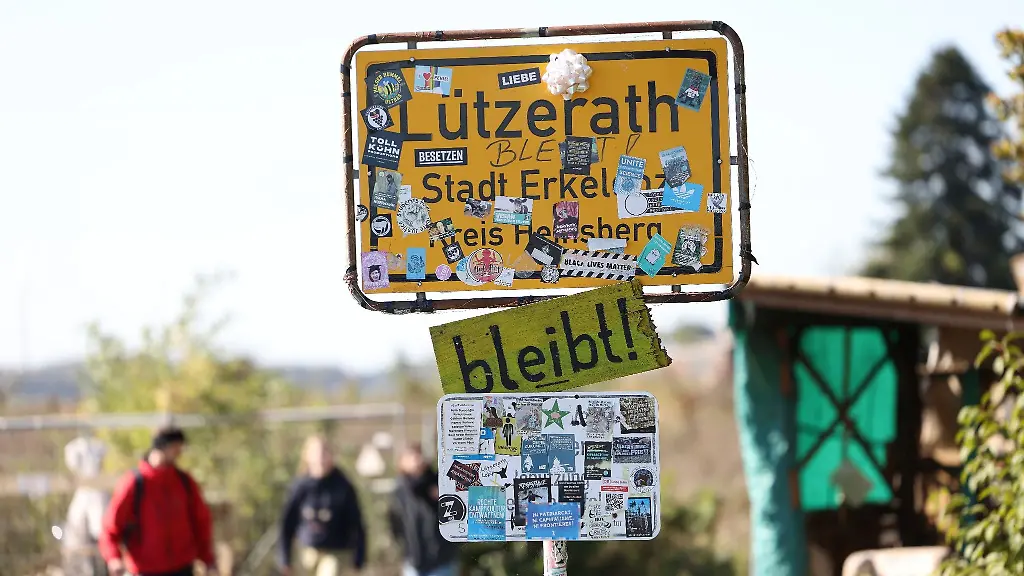 Das-von-Aktivisten-beklebten-Dorfeingangs-Schild-von-Luetzerath
