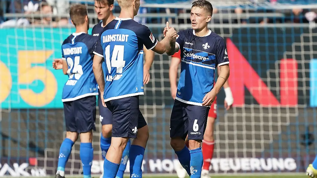 Die-Darmstaedter-Magnus-Warming-L-und-Marvin-Mehlem-freuen-sich-ueber-den-Sieg