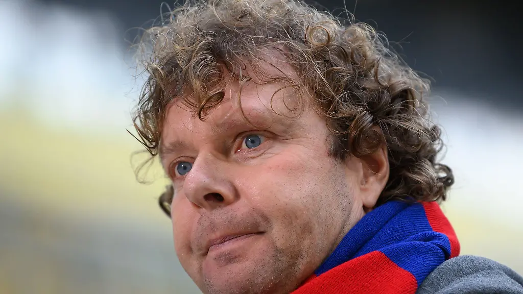 Stefan-Kraemer-steht-vor-Beginn-eines-Spiels-im-Stadion