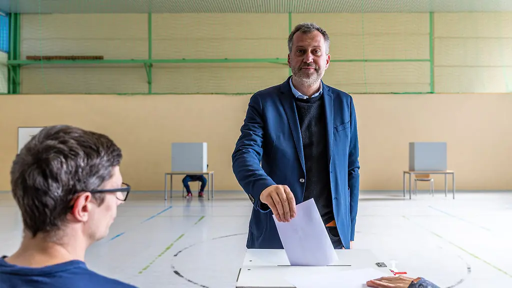 Tobias-Schick-SPD-gibt-im-Wahllokal-in-der-Lausitzer-Sportschule-seine-Stimme-ab