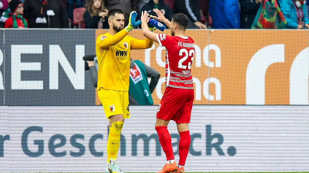 Augsburgs-Torwart-Tomas-Koubek-l-und-Maximilian-Bauer-r-nach-dem-Spiel