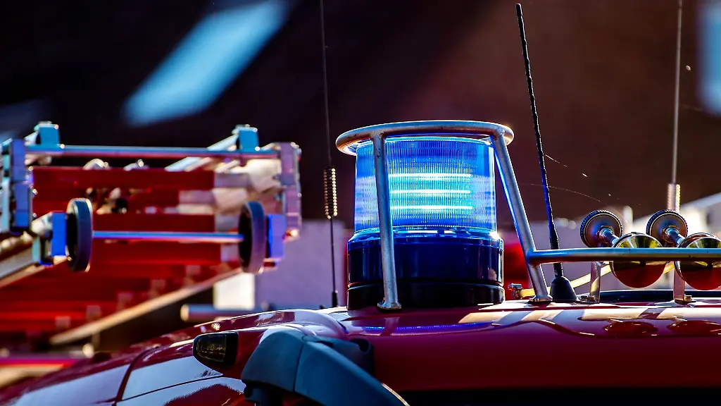 Auf-dem-Dach-eines-Einsatzfahrzeugs-der-Feuerwehr-leuchtet-ein-Blaulicht