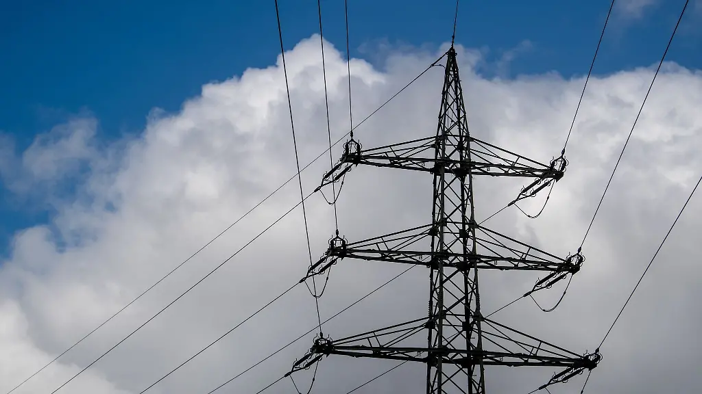 Ein-Strommast-ragt-in-die-Hoehe